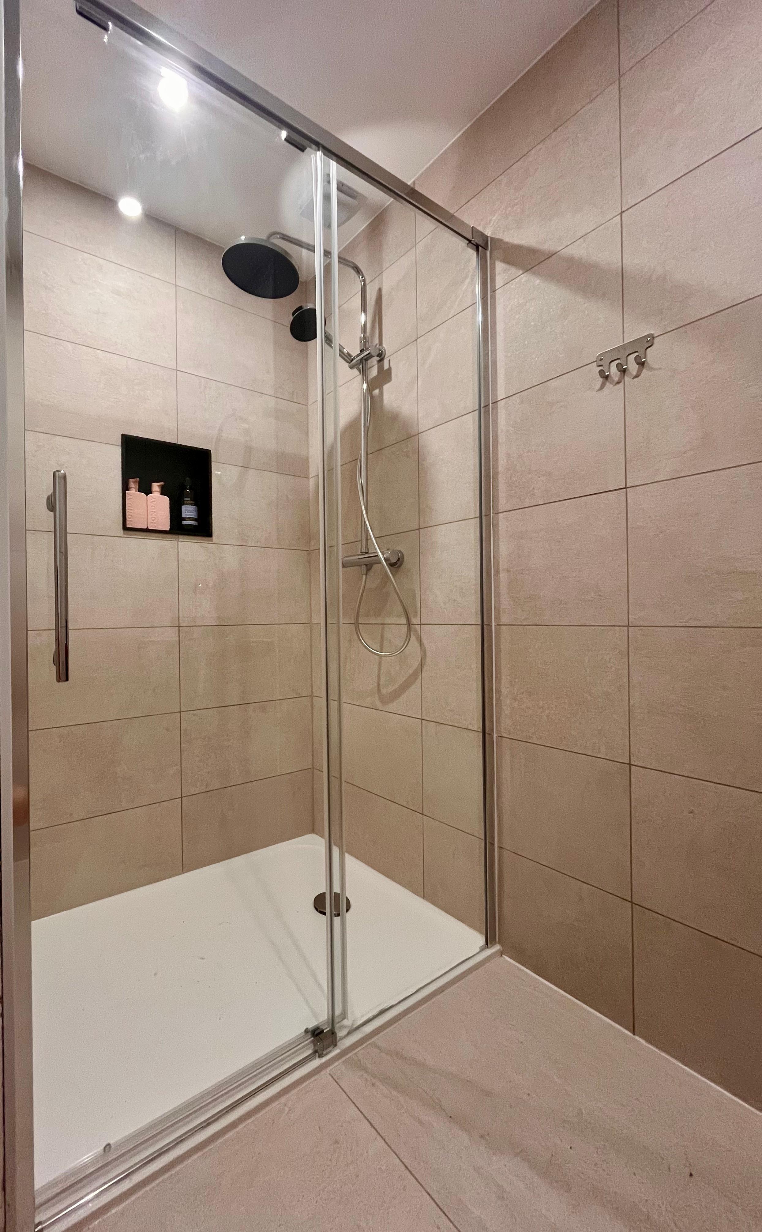 Ensuite bathroom 1