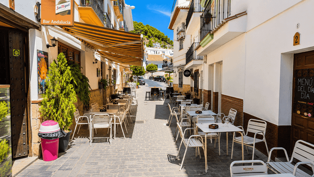 Typisch spaans straatje met tapasbar