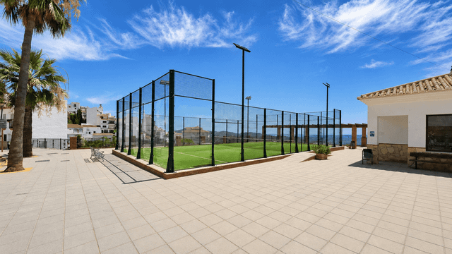 Padelveld in het dorp