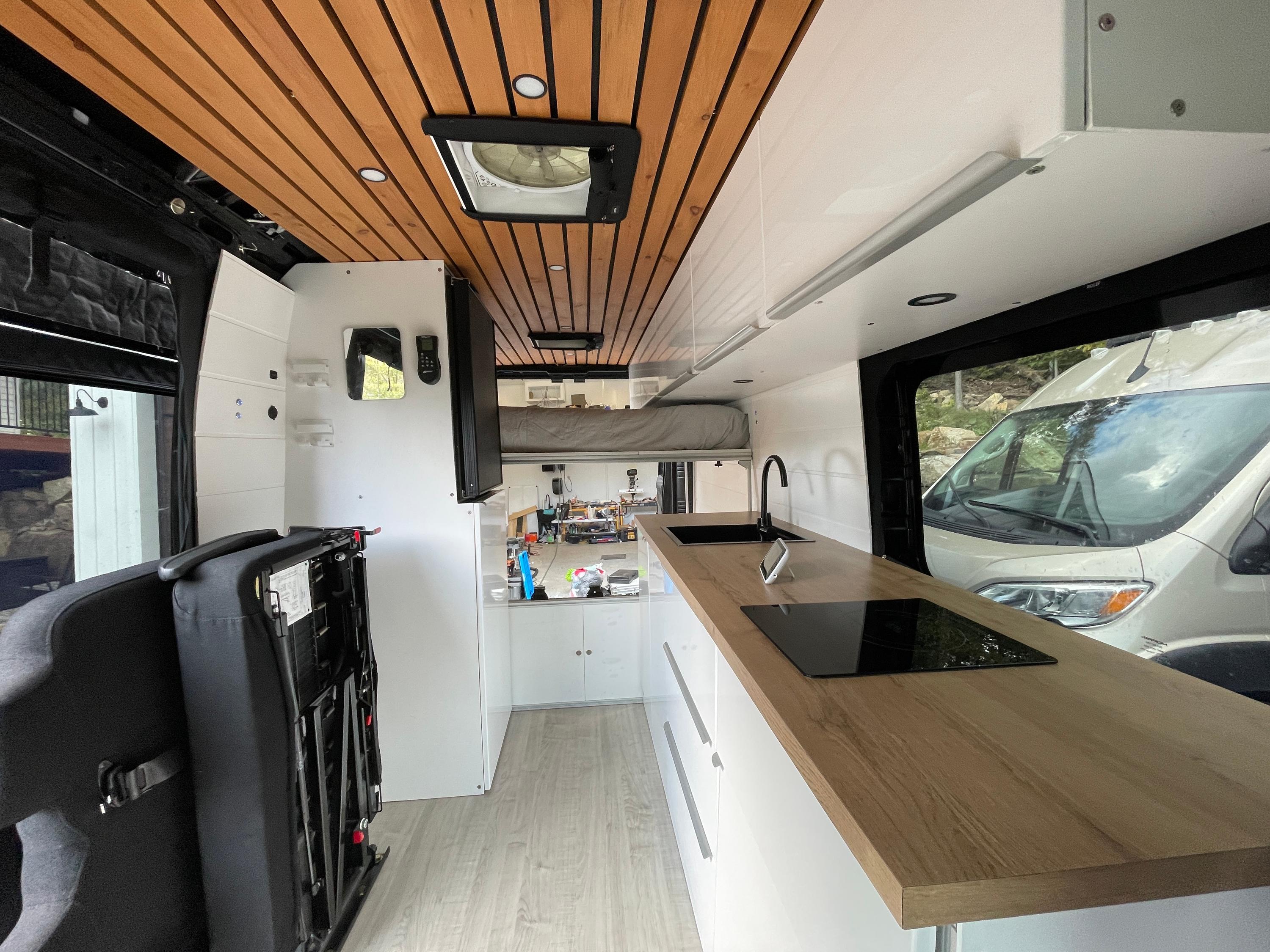 Configuration à 1 lit ajusté au plus haut pour un espace de rangement maximal