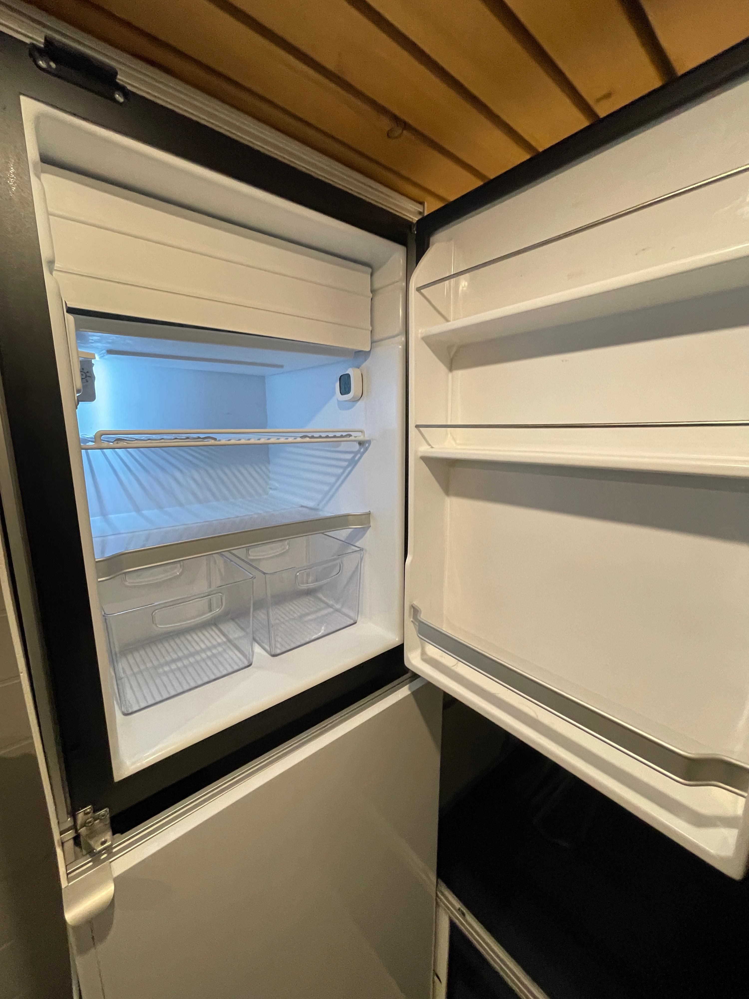 Réfrigérateur de 4.3pi3 (122L) avec compartiment congélateur de 0.6pi3 (17L)