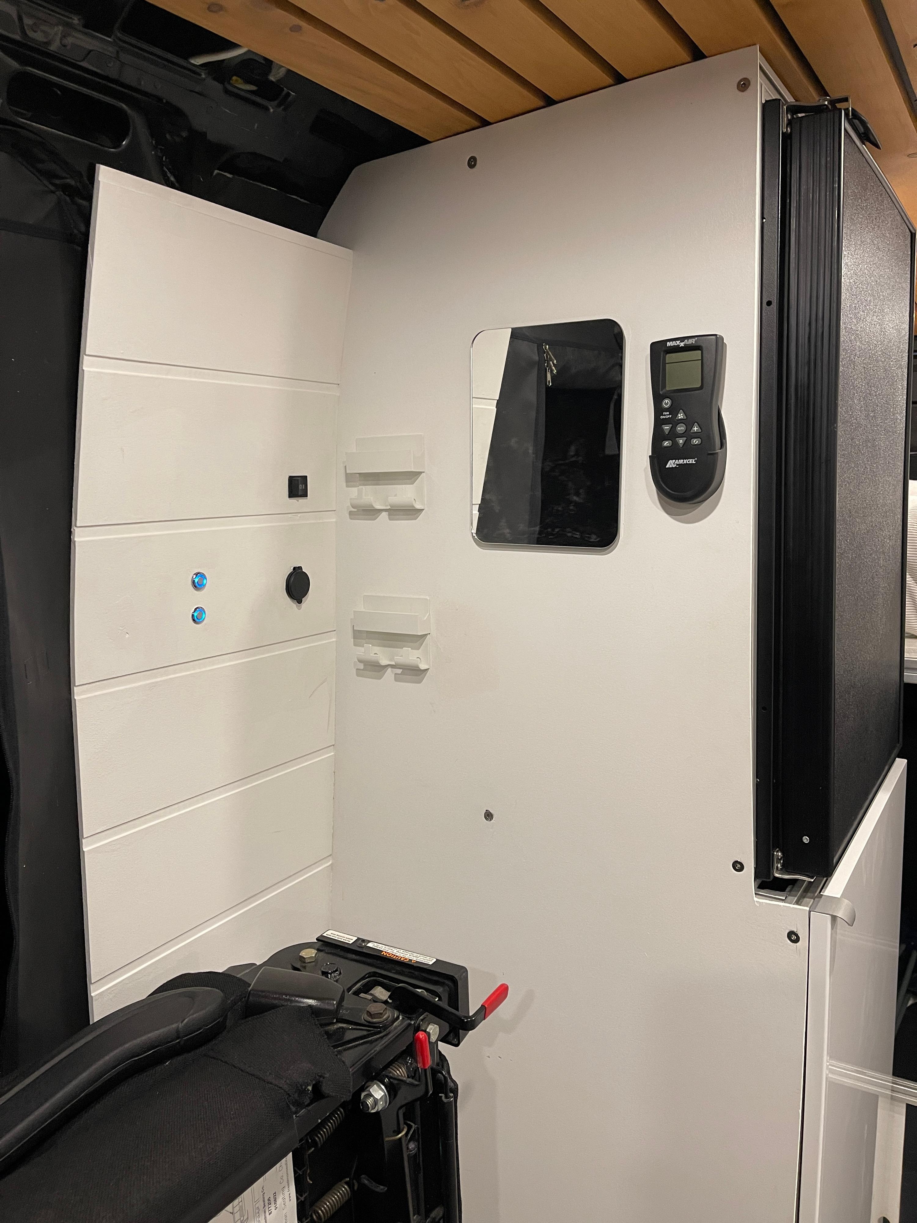 Miroir, station recharge téléphones et télécommande maxxfan