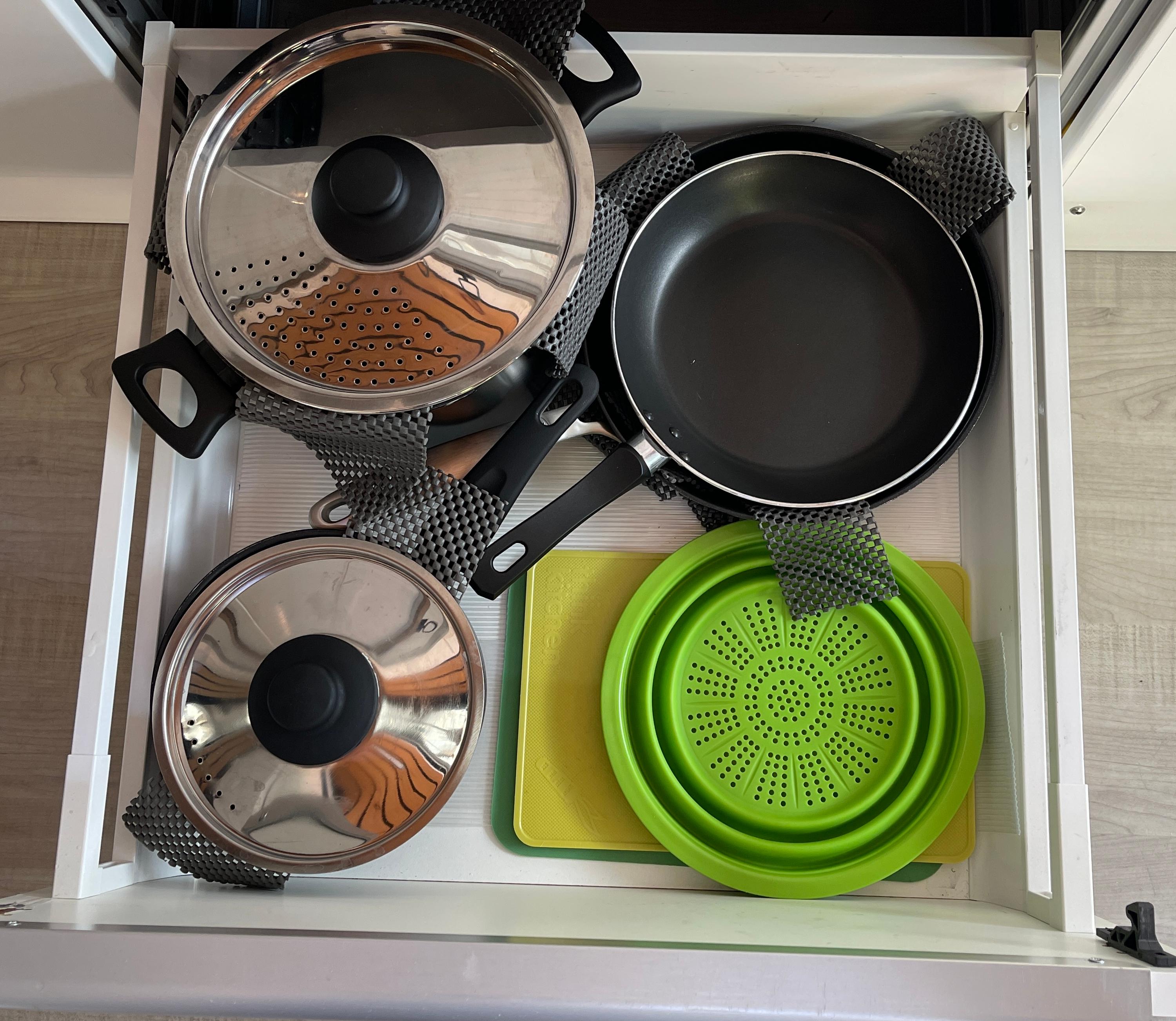 Tiroir poêles et casseroles