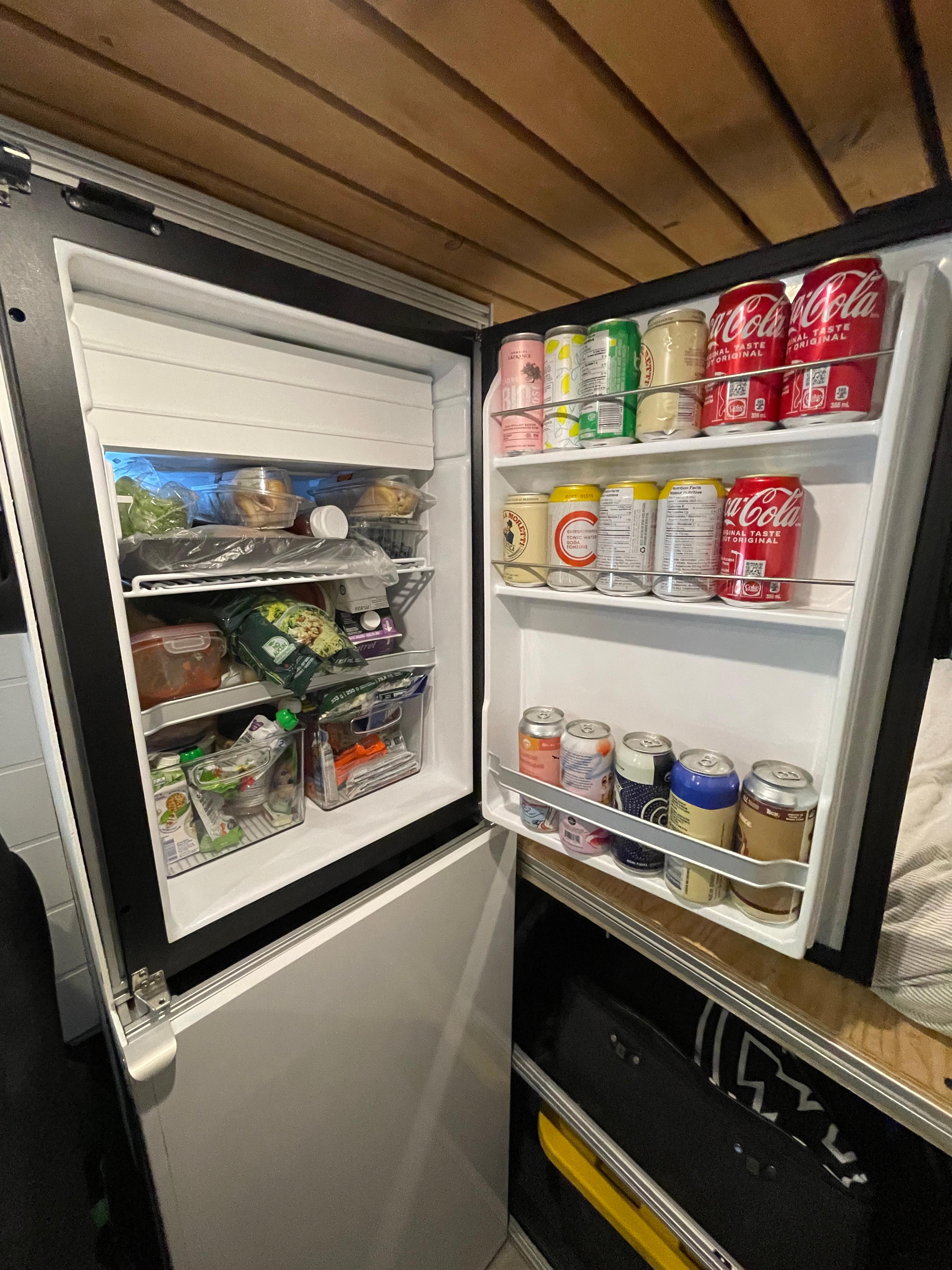 Réfrigérateur de 4.3pi3 (122L) avec compartiment congélateur de 0.6pi3 (17L)