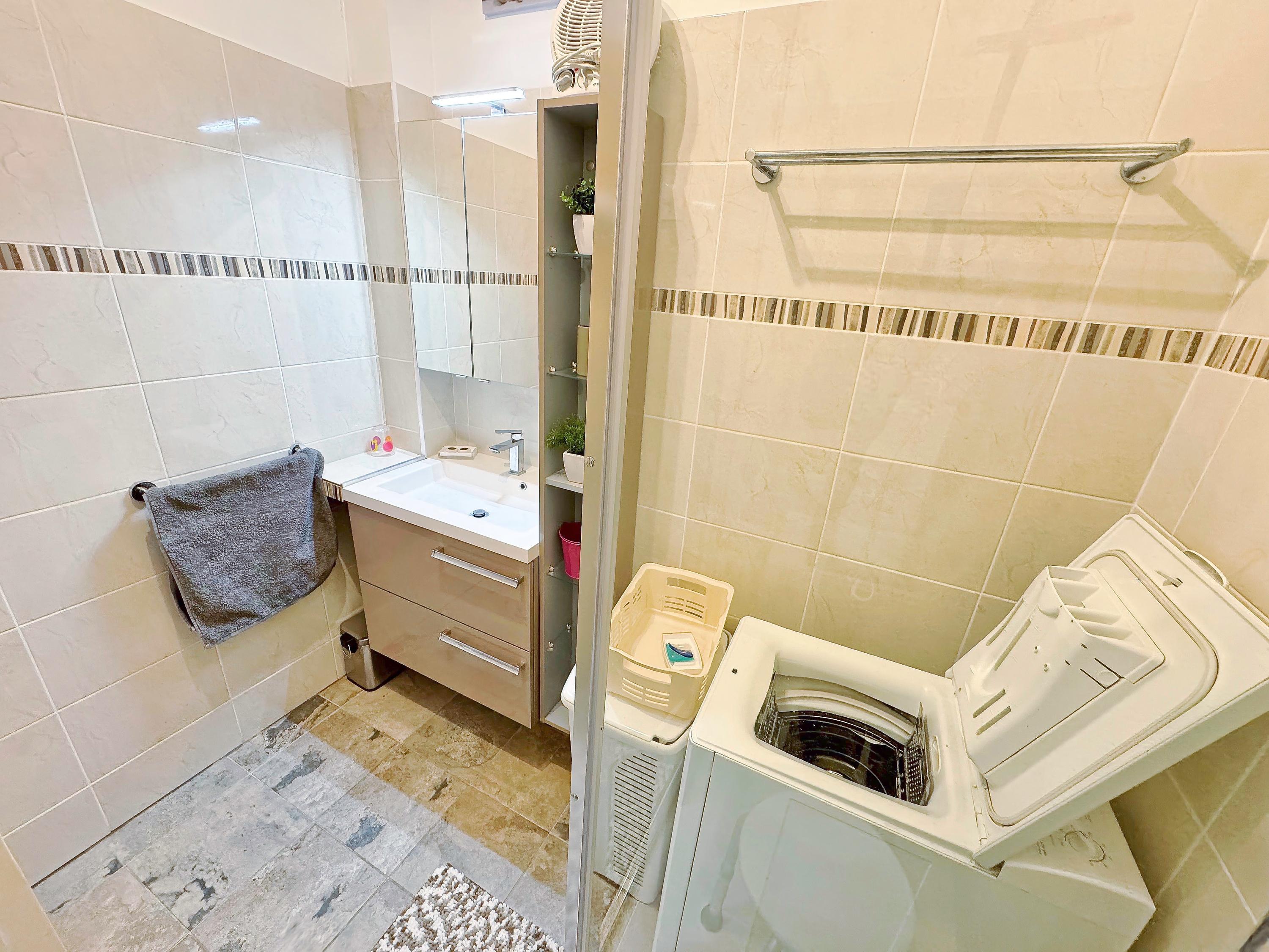 Le Palais 2nd: Shower room