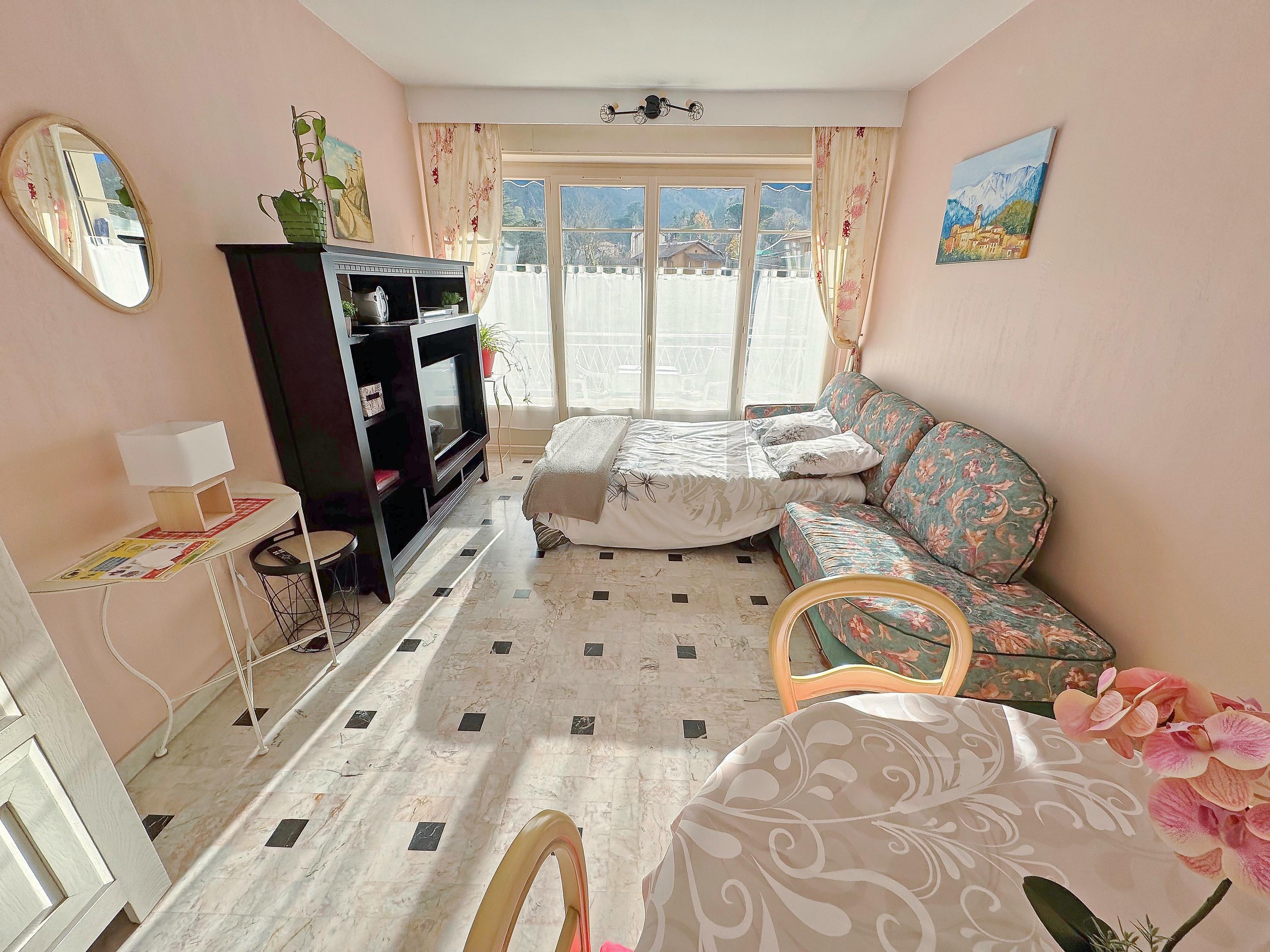 Le Palais 2nd : Living room with sofa bed