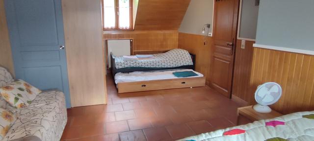 Grande chambre : 1 lit 180 1 clic-clac, 2 lits gigogne 90