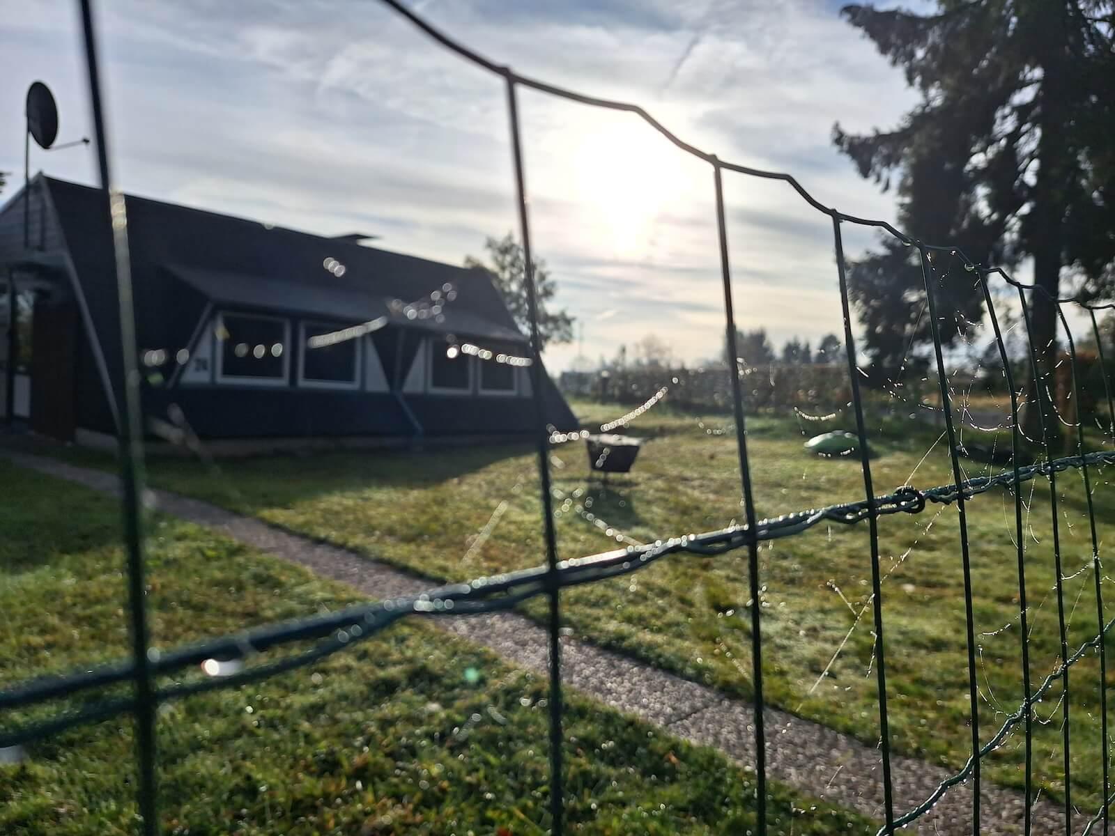 De omheining van 120cm hoog gaas