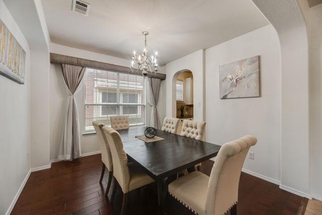 Simple and lovely dinning. Frisco, Tx 