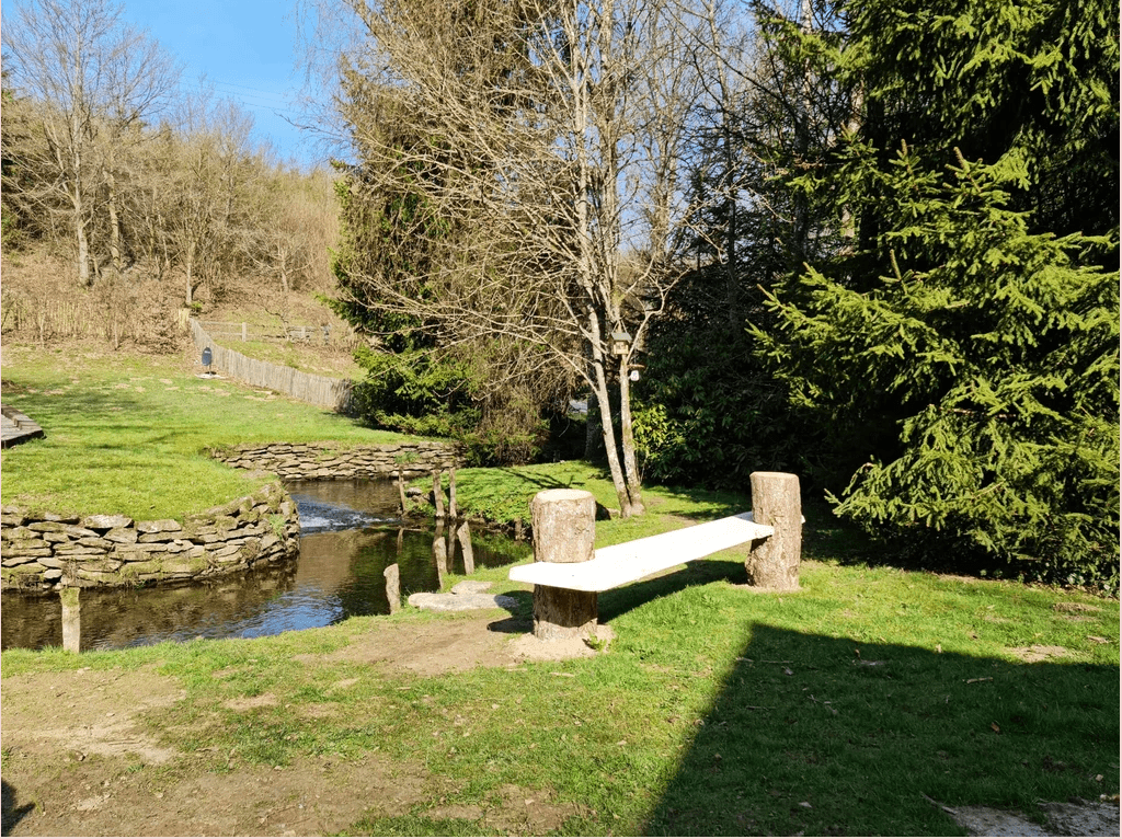 De rivier die stroomt doorheen de omheinde tuin