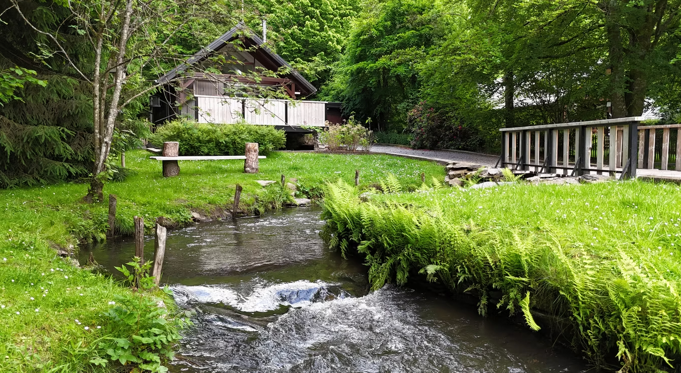 De rivier die stroomt doorheen de omheinde tuin