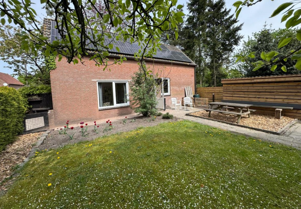 Het Zwarte Labrador Huisje met omheinde tuin