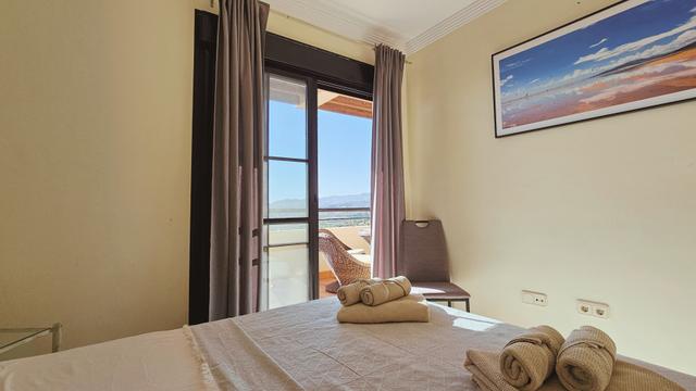 Slaapkamer met entree naar 1e terras