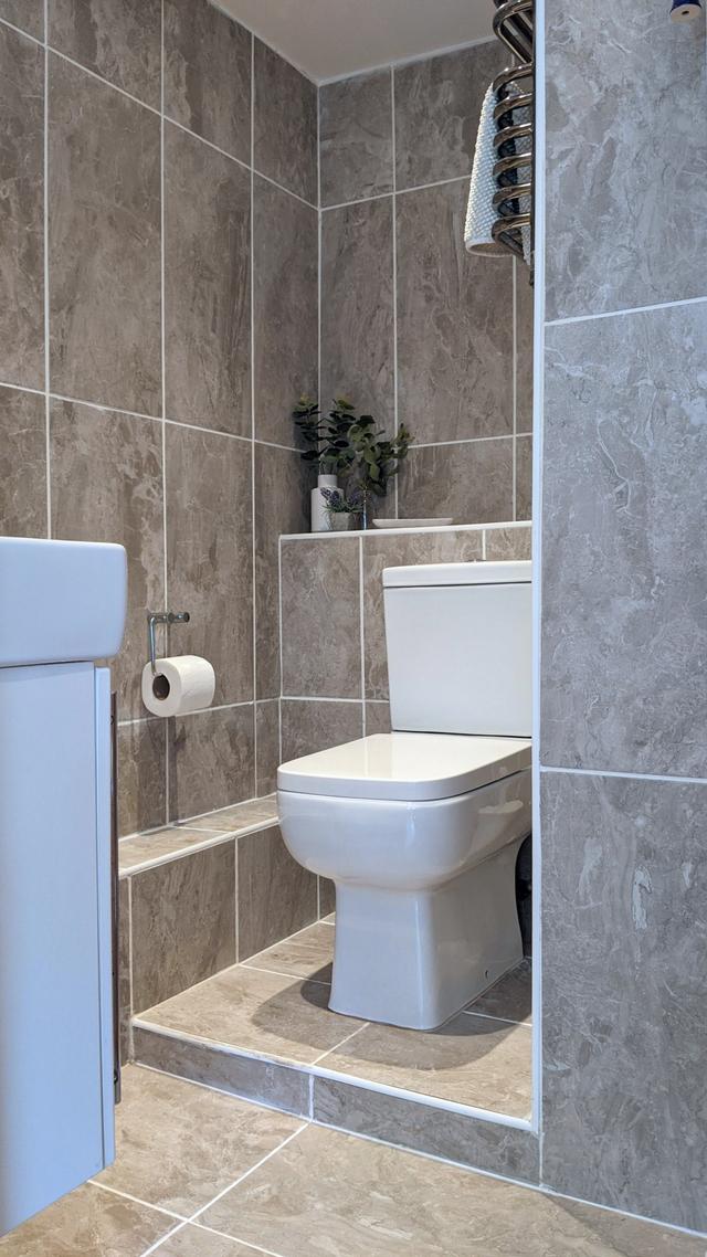 Shower room toilet in Lym River Cottage one floor apartement