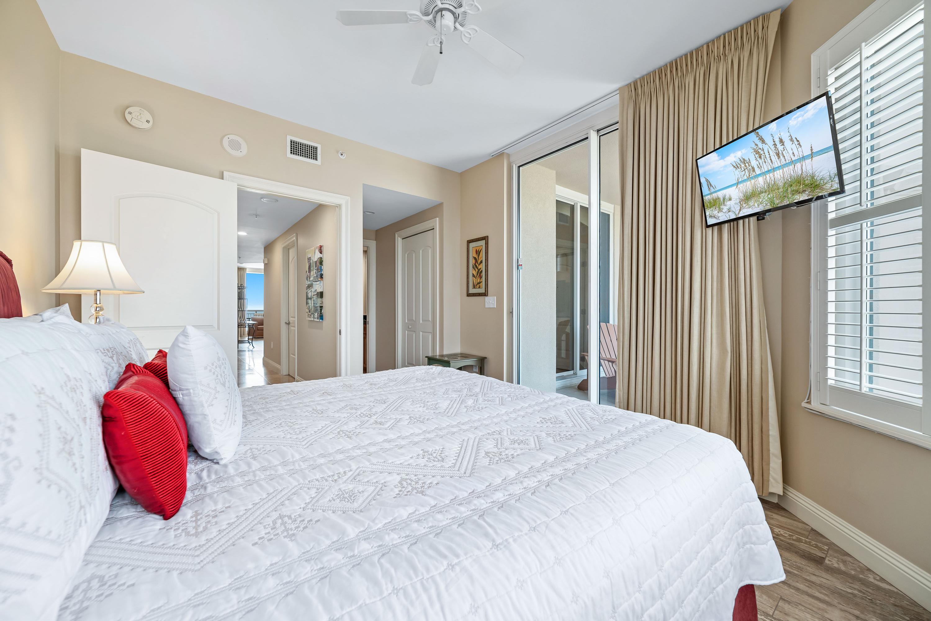 Large Guest room with King Bed, Wall mounted 32'' TV and connected bathroom