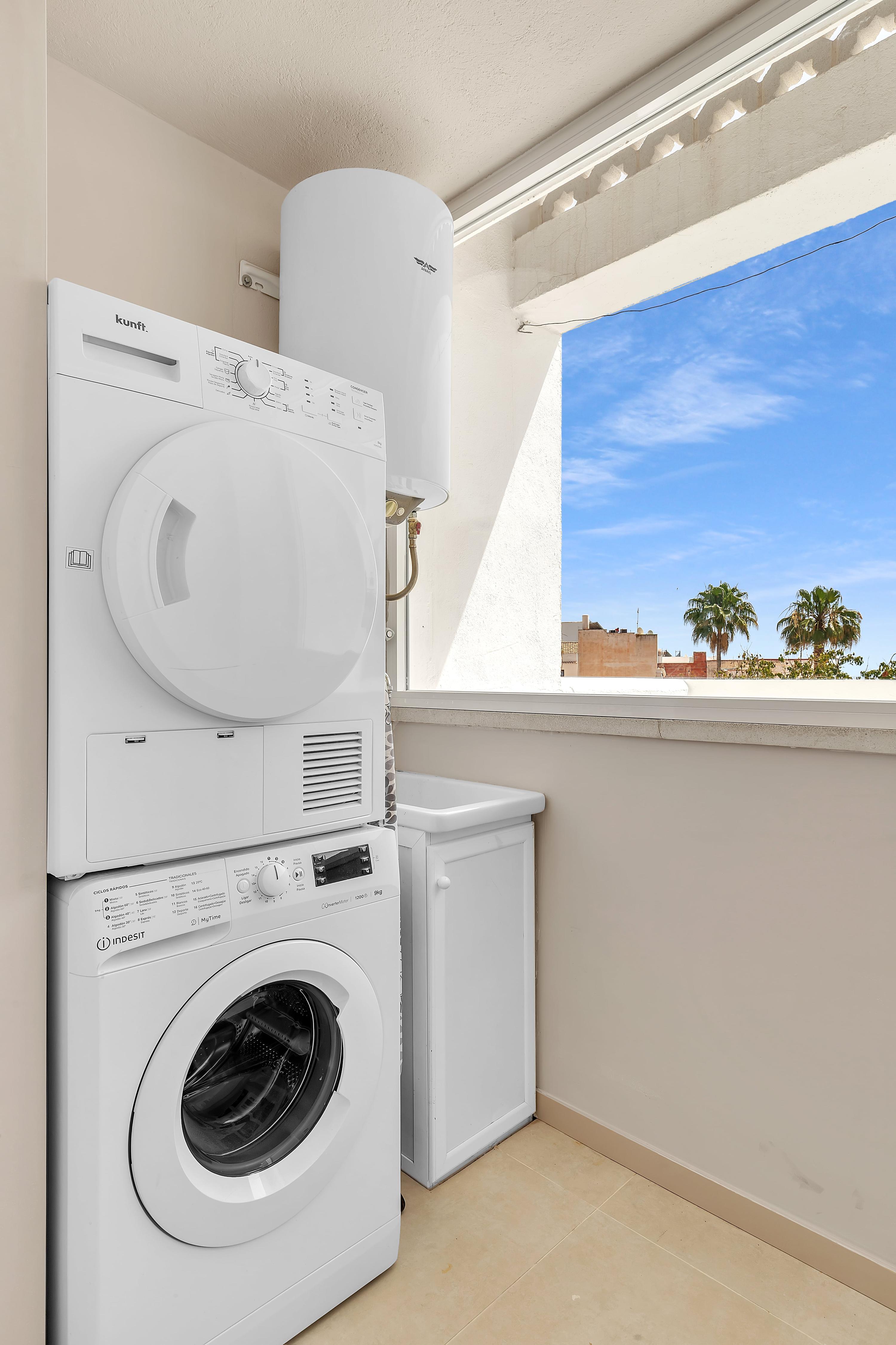 Handige wasruimte met wasmachine en droger – ideaal voor langere vakanties.