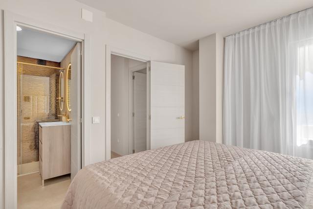 Casa Sky biedt een serene hoofdslaapkamer met airco en comfortabele nachtrust.