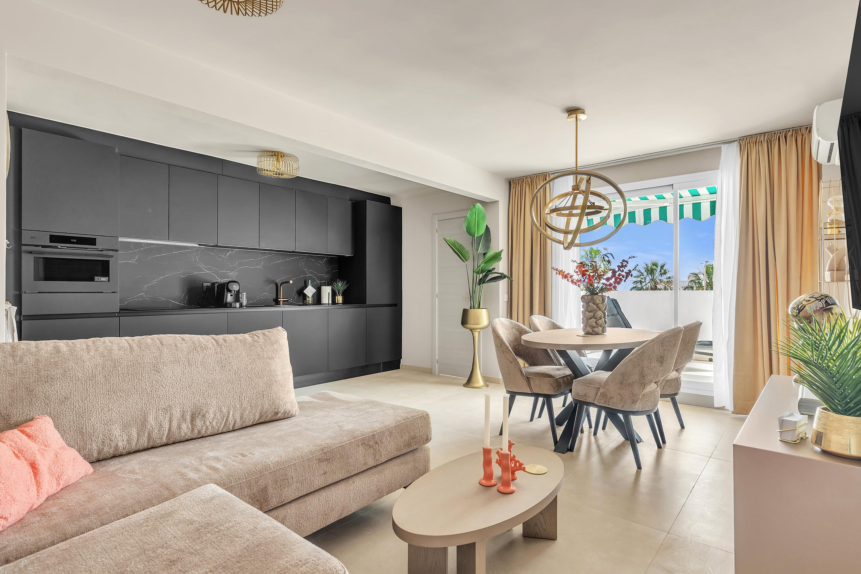 Casa Sky in Carihuela heeft een lichte woonkamer met directe toegang tot het terras.