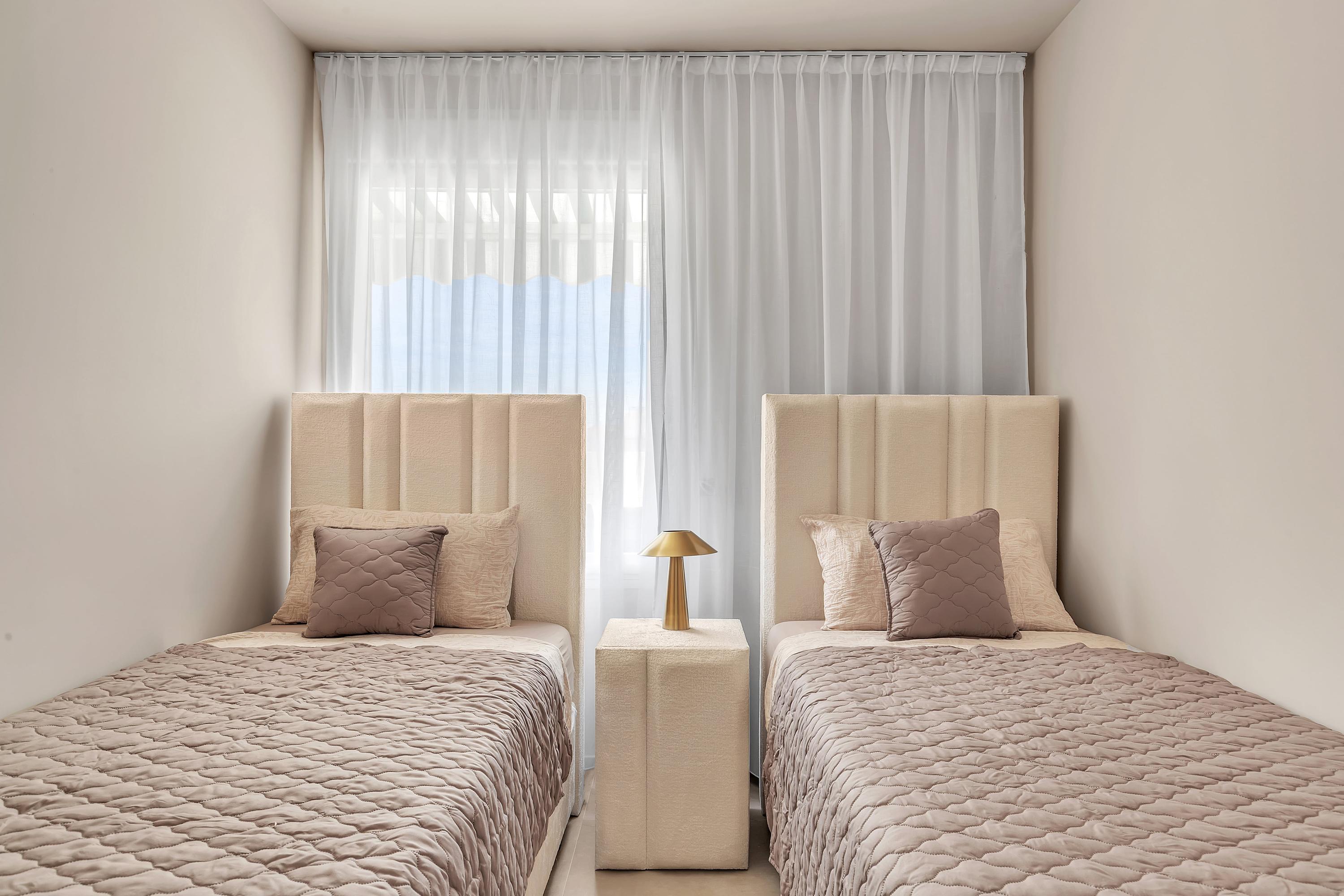 Tweede slaapkamer van Casa Sky met twee aparte bedden – perfect voor gezinnen.