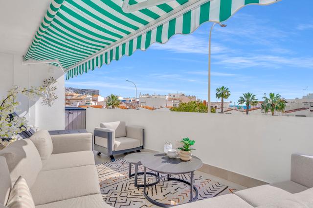 Ontbijt in de zon op het ruime terras van Enjoy Vakantieappartementen in Carihuela.