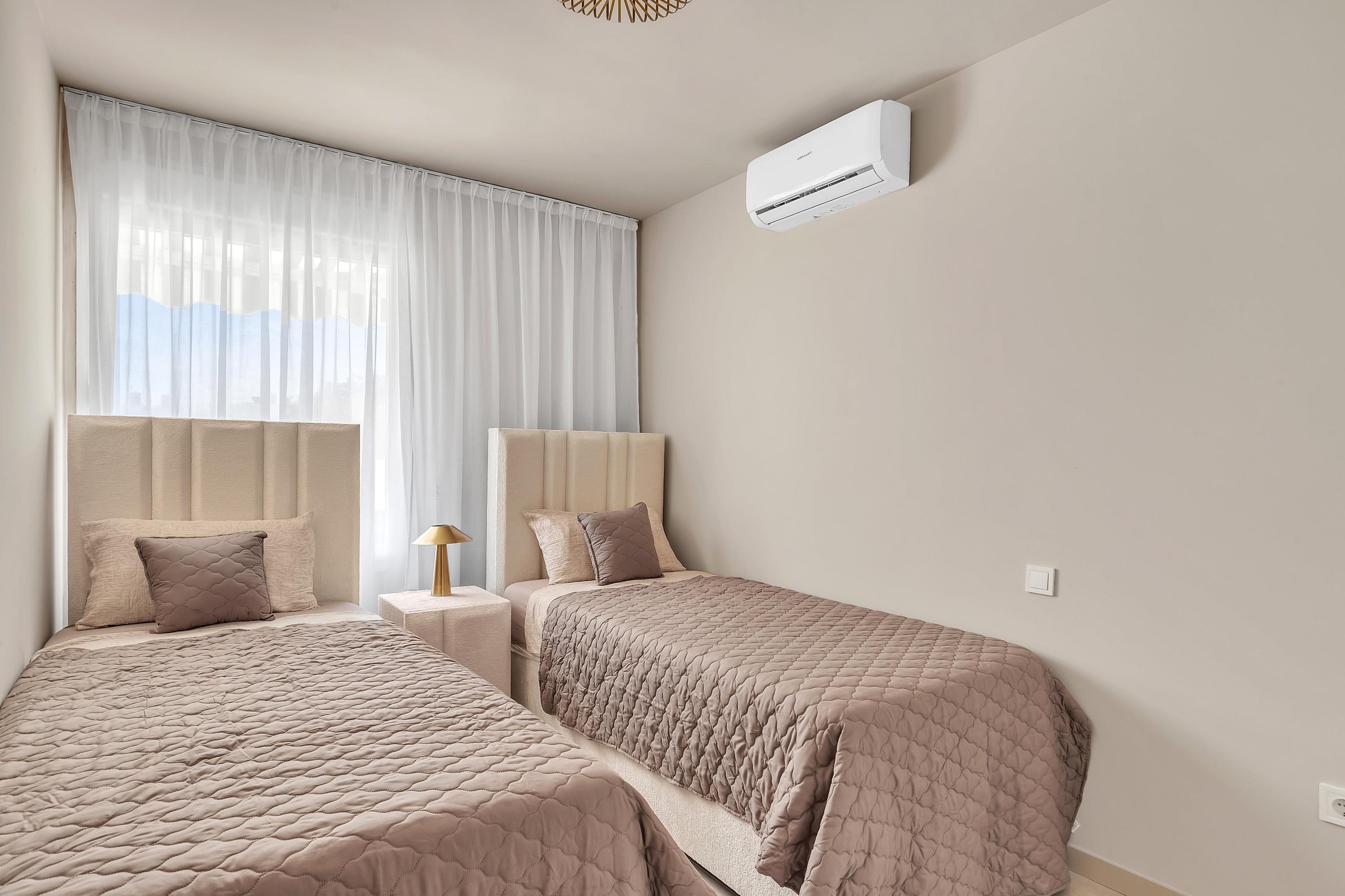 Verblijf ontspannen in deze lichte slaapkamer bij Enjoy Vakantieappartementen in Torremolinos.