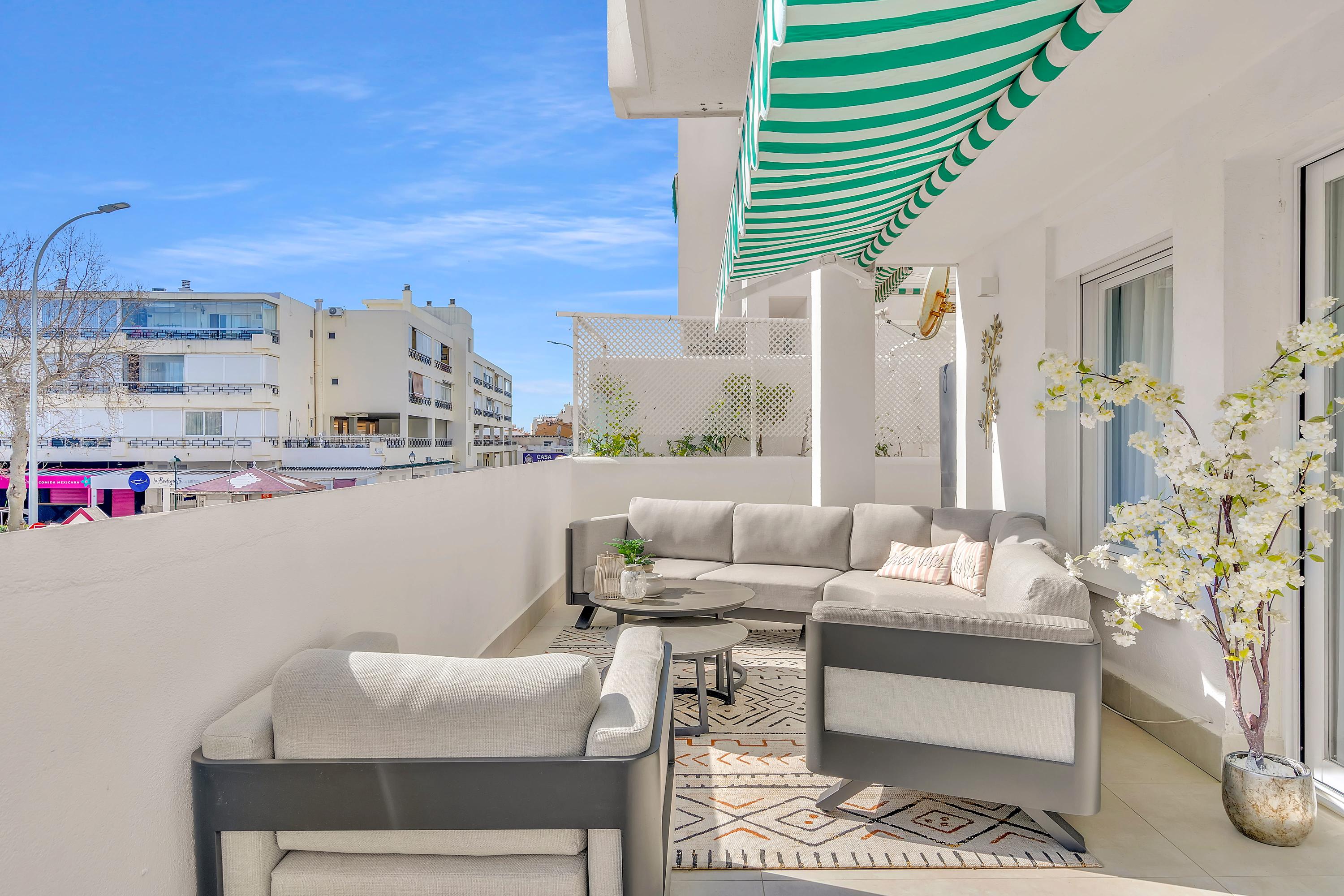 Groot privéterras, zonnescherm en loungeset bij Casa Sky in Torremolinos