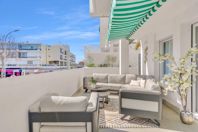 Groot privéterras, zonnescherm en loungeset bij Casa Sky in Torremolinos