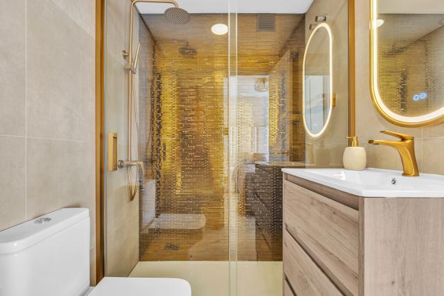 Ontspan na het strand in deze stijlvolle badkamer van Enjoy Vakantieappartementen