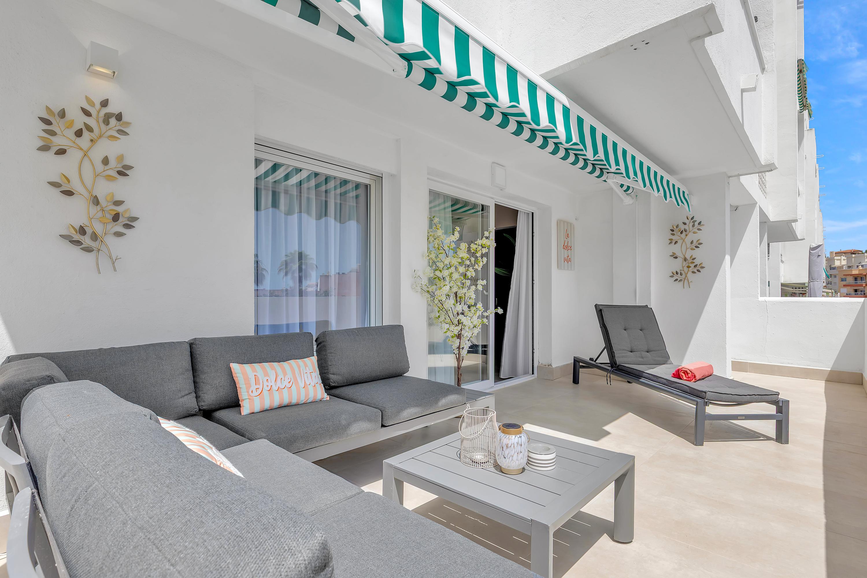 Ontbijt in de zon op het ruime terras van Enjoy Vakantieappartementen in Carihuela.