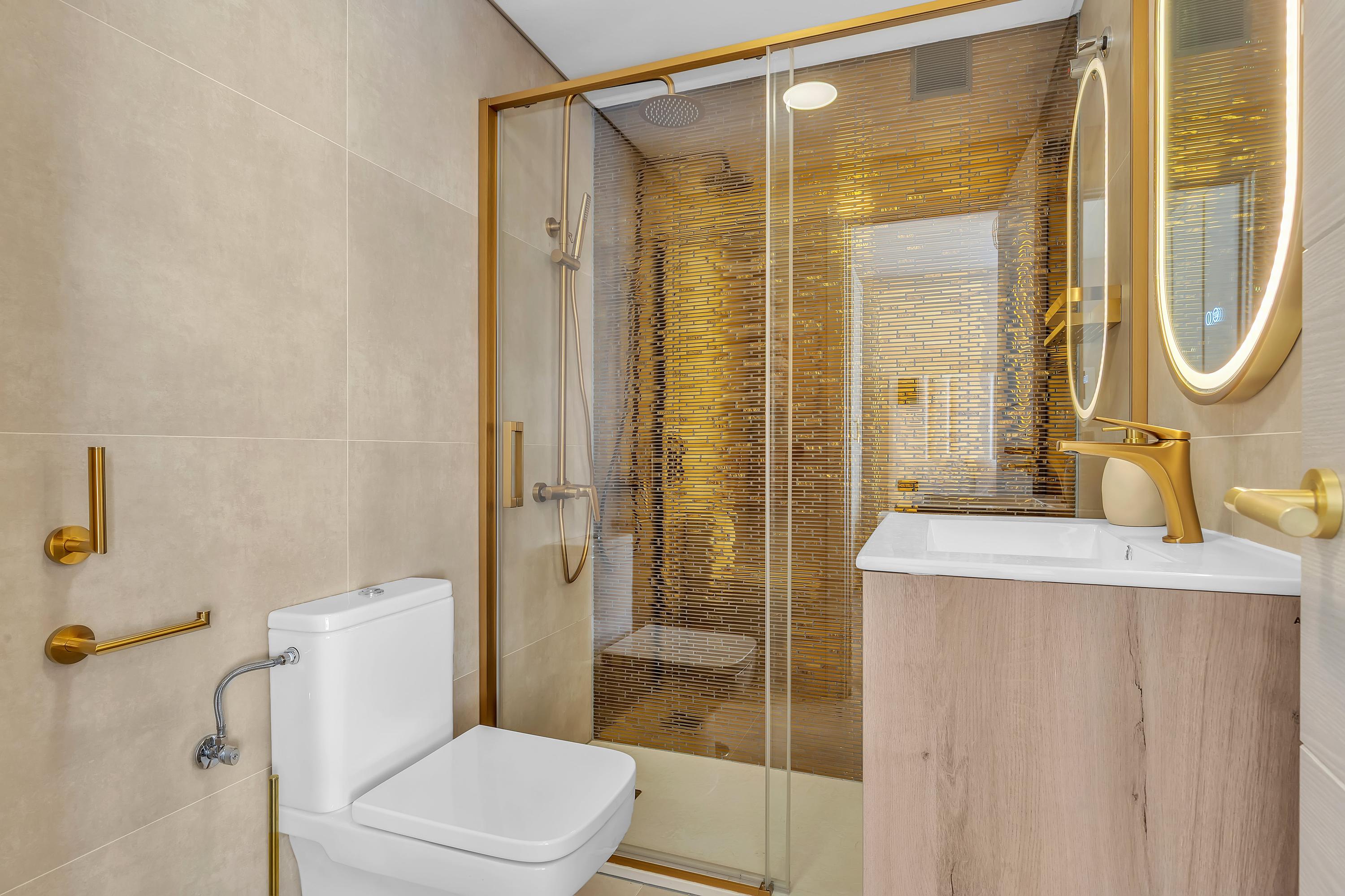 Moderne badkamer met inloopdouche en dubbele wastafel in Casa Sky, Carihuela.