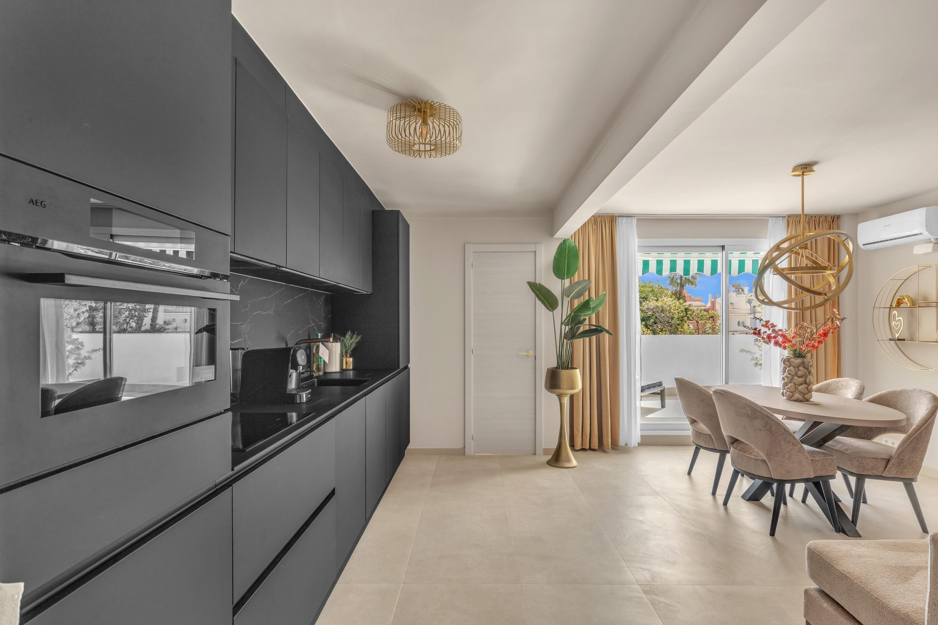 Volledig uitgeruste keuken in Casa Sky met moderne apparatuur en L’OR koffiemachine.