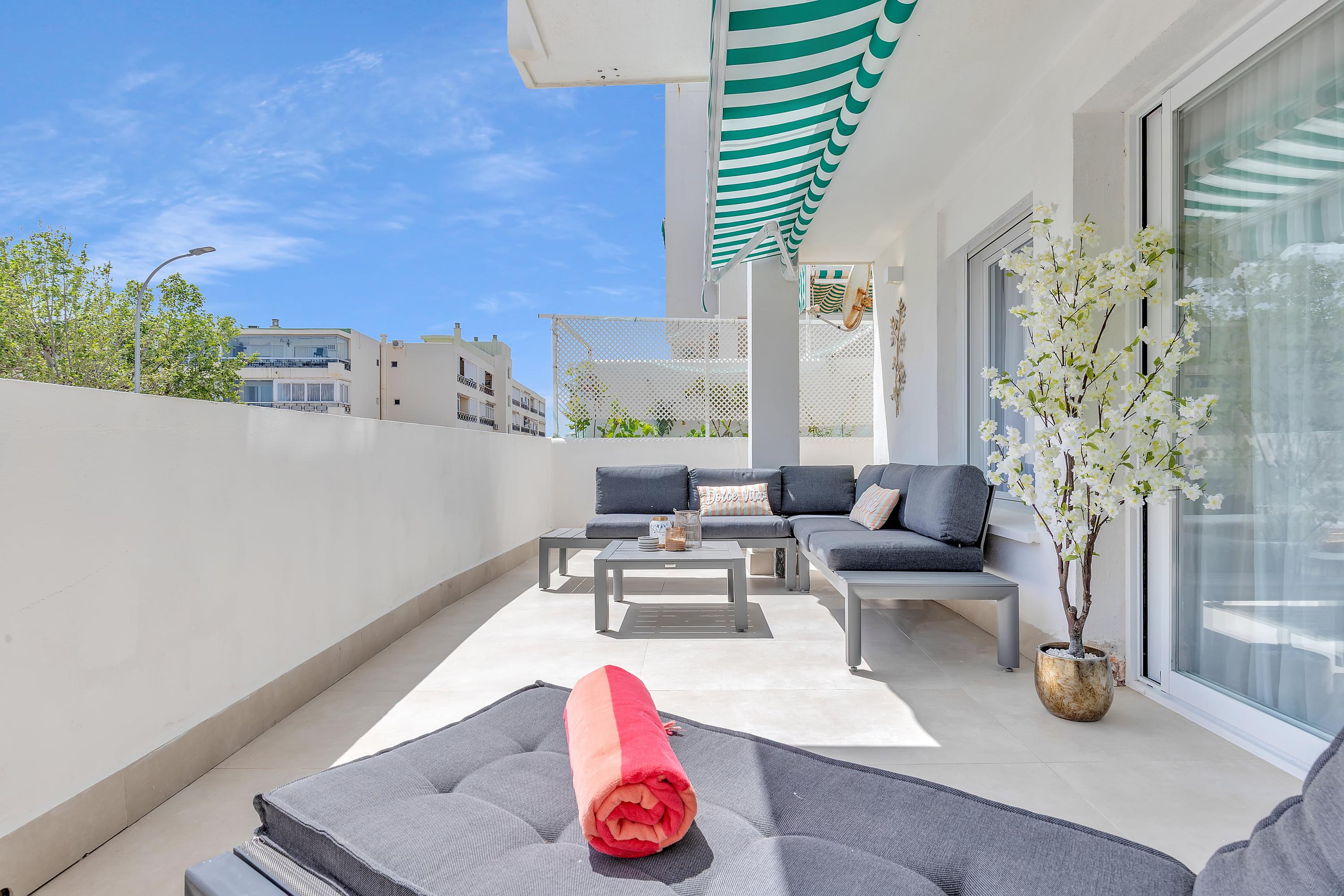 Groot privéterras, zonnescherm en loungeset bij Casa Sky in Torremolinos