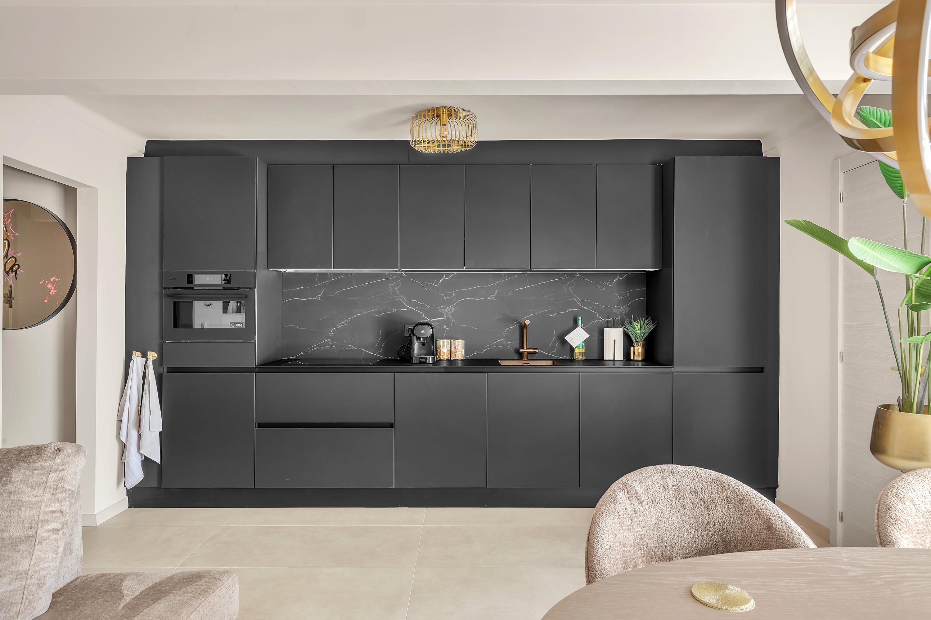 Bereid je ontbijt of diner zelf in deze luxe open keuken van Enjoy Vakantieappartementen.