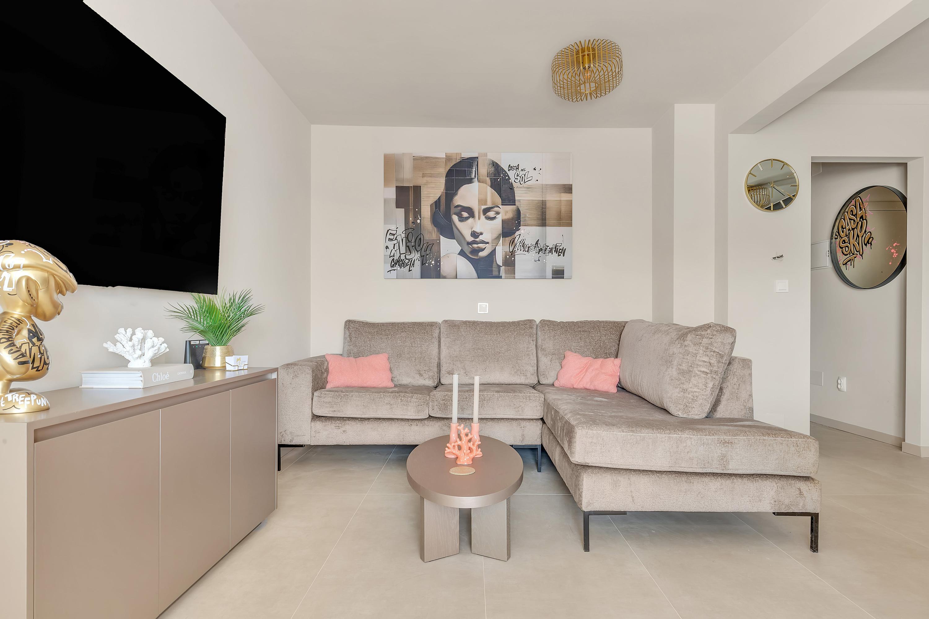 Ontspan in de comfortabele zithoek van Enjoy Vakantieappartementen, vlak bij de zee.