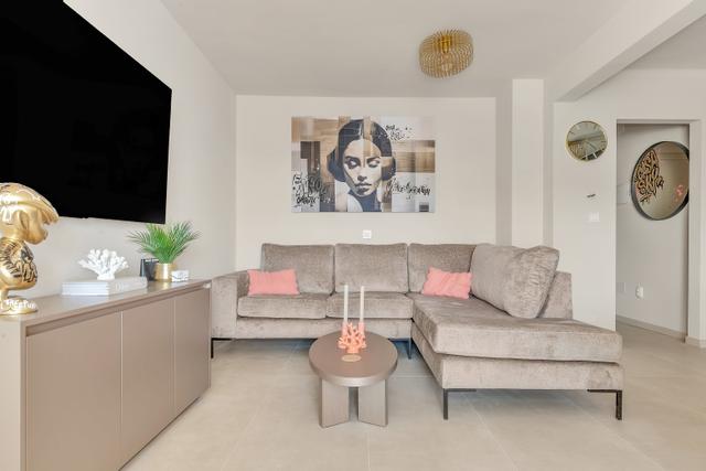 Ontspan in de comfortabele zithoek van Enjoy Vakantieappartementen, vlak bij de zee.