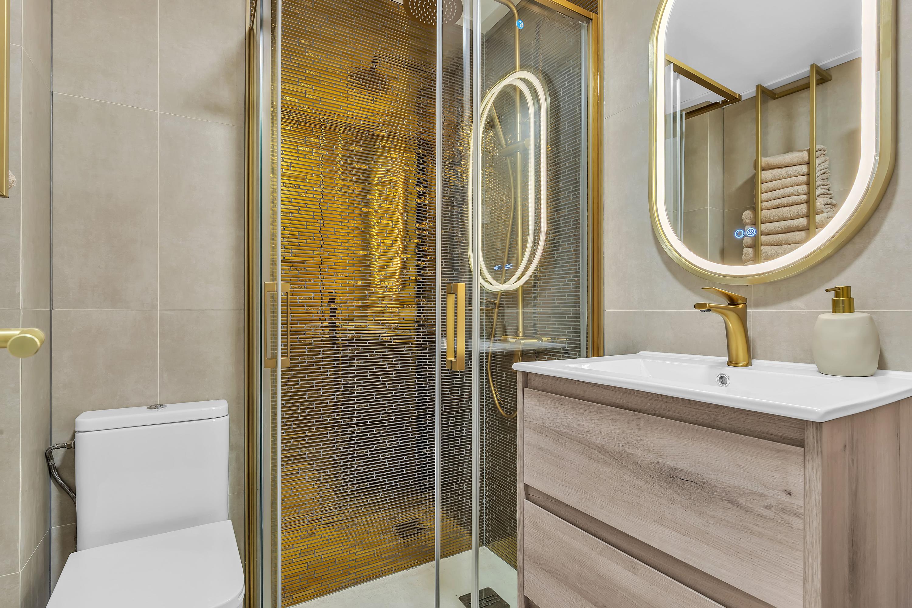 Tweede badkamer met toilet en douche – extra comfort tijdens je verblijf in Casa Sky.