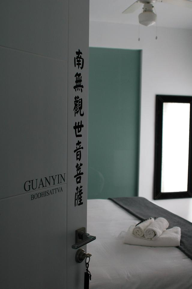 Natural materials and subtle details for a sense of effortless comfort.