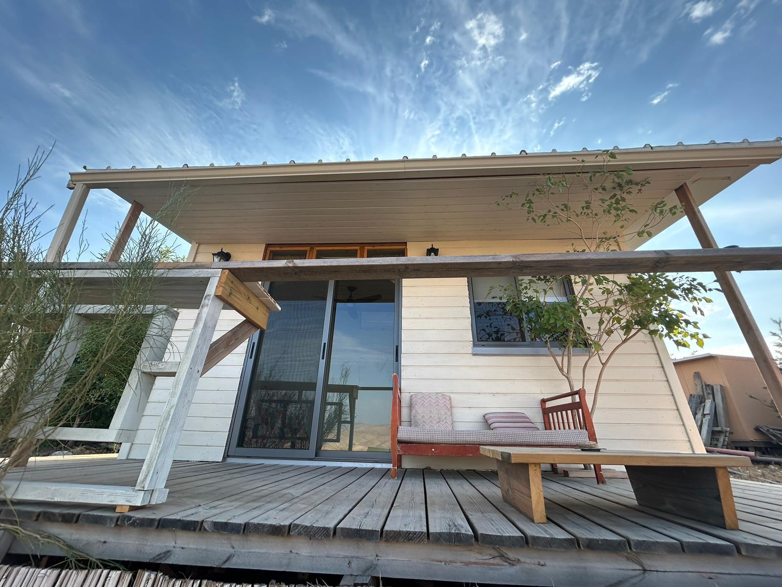 הכניסה והמרפסת