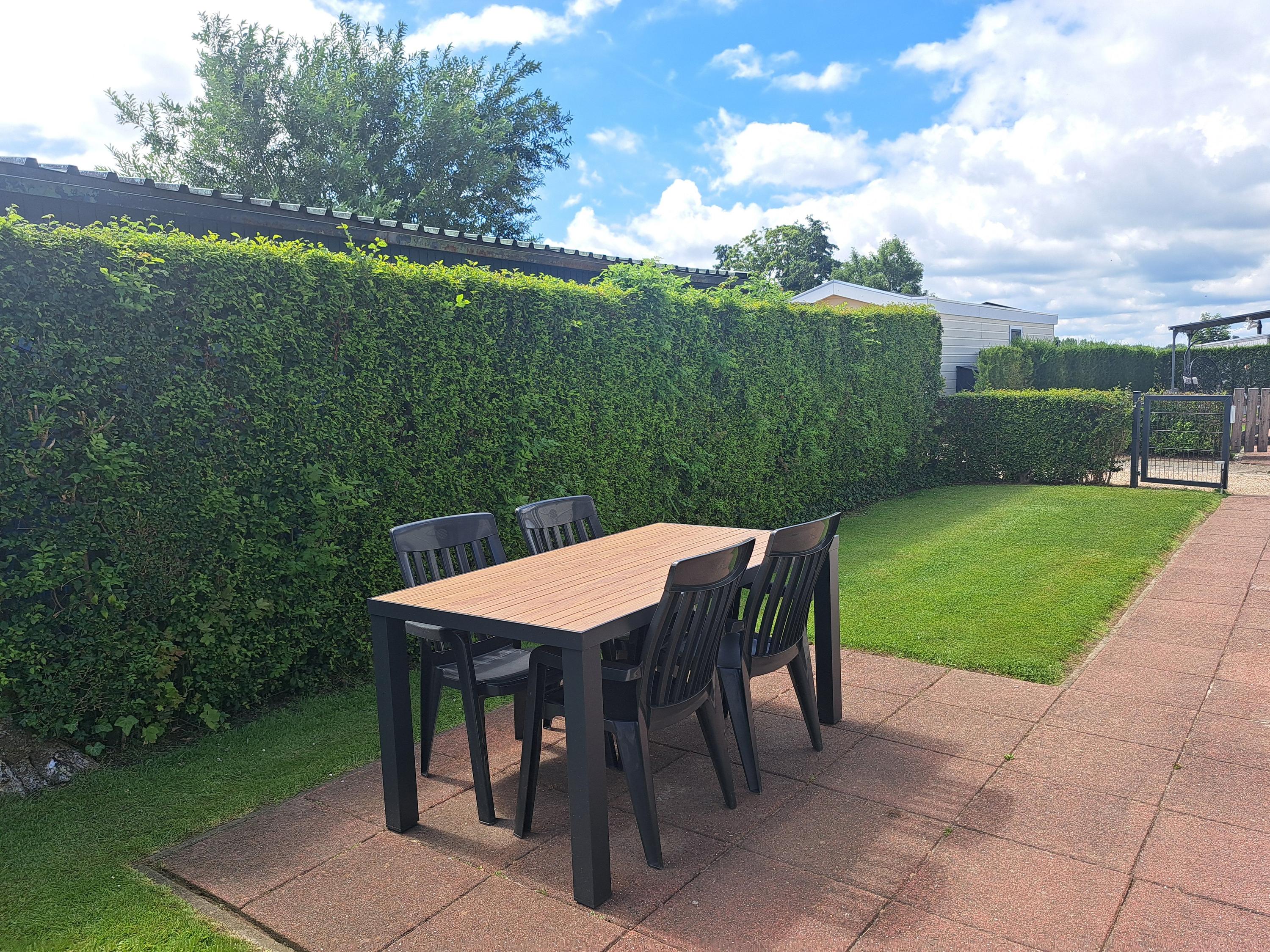 Omheinde tuin met terras