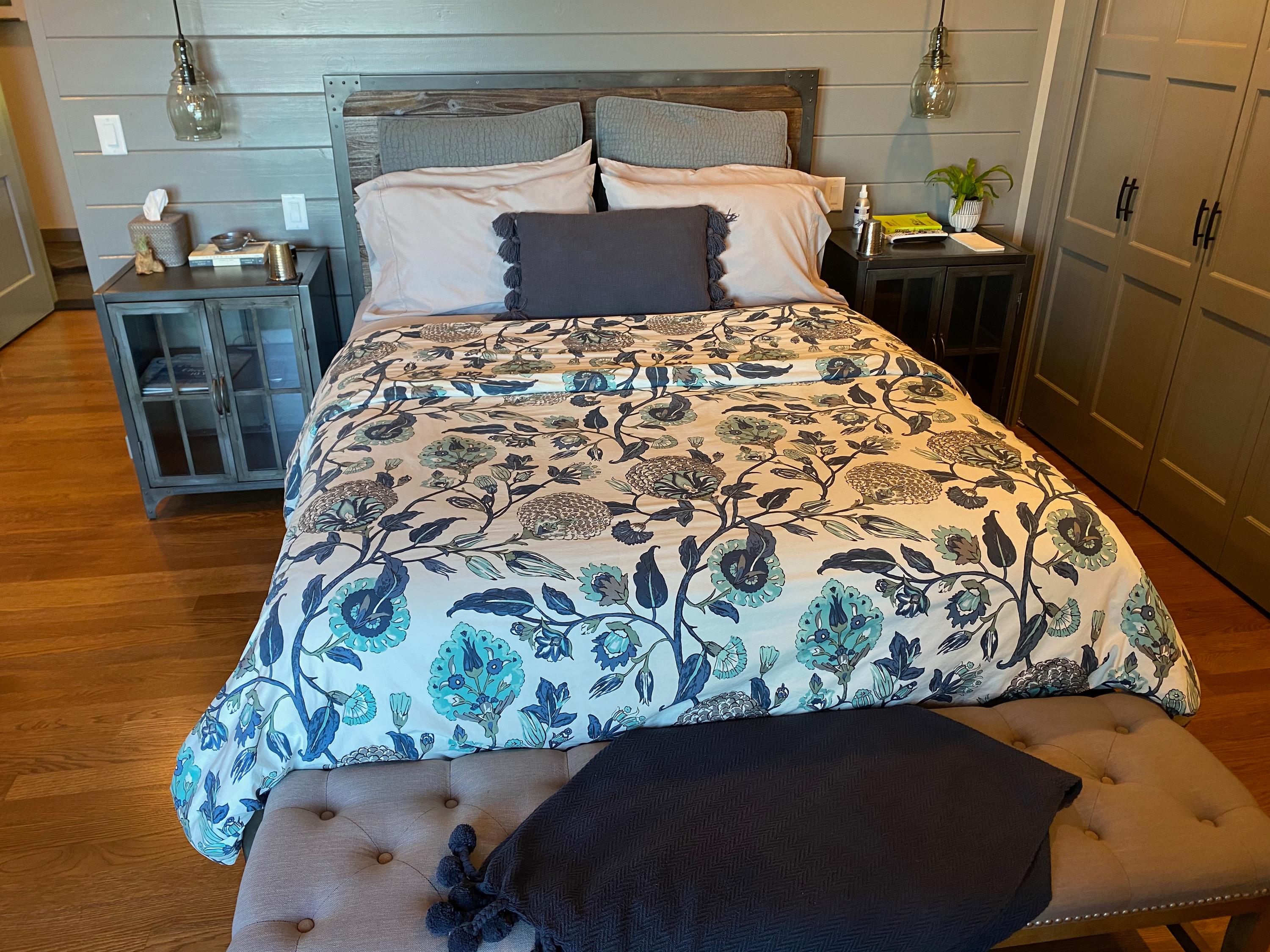 Eola-Amity Queen Room
