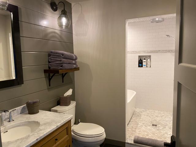 En-Suite Bath, Shower Room with Tub 