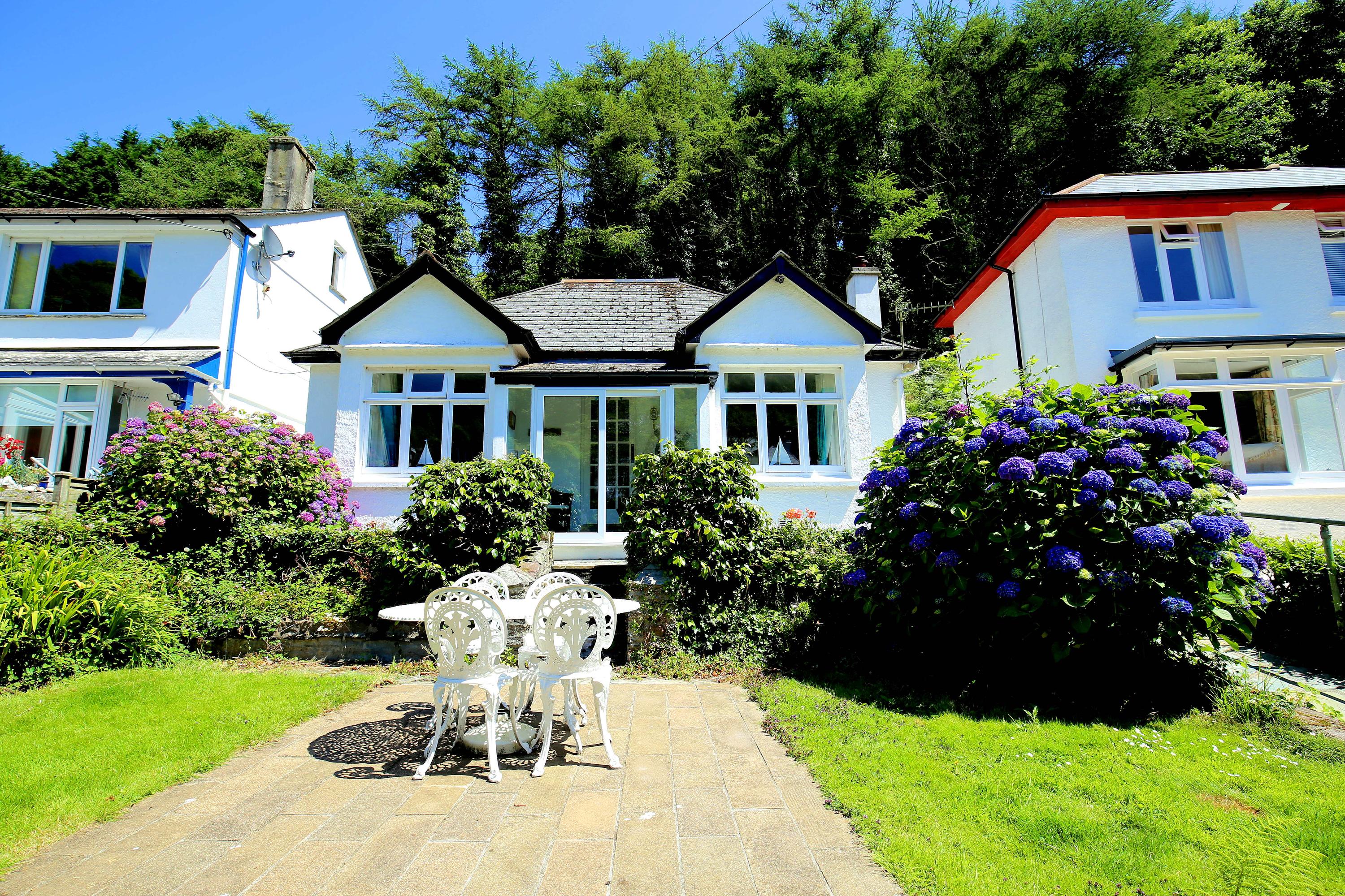 Sunny Harbour Cottage - Onsite parking for up to 2 cars