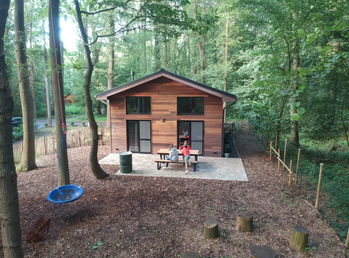 Het Siberische Husky Huisje met de omheinde tuin
