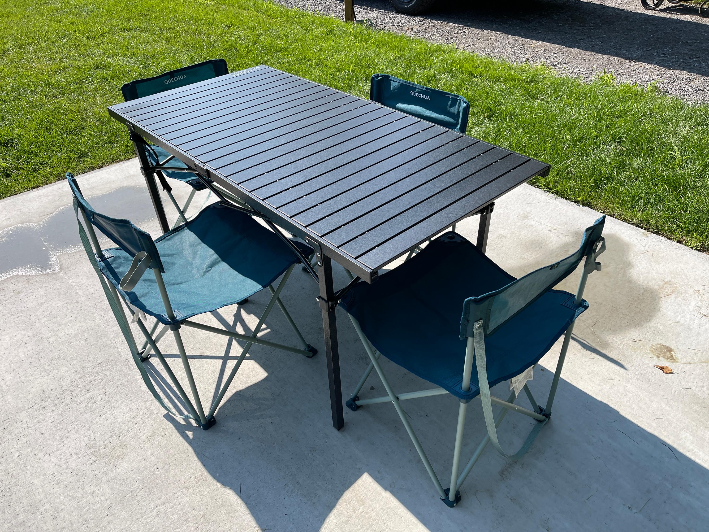 Table extérieure et chaises pliantes