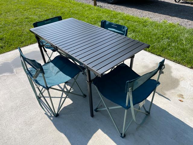 Table extérieure et chaises pliantes