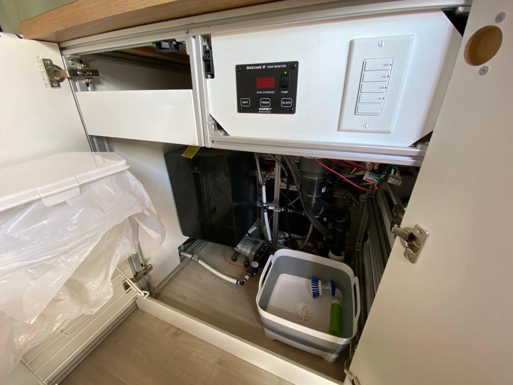 Chauffe-eau électrique, poubelle et rangement supplémentaire