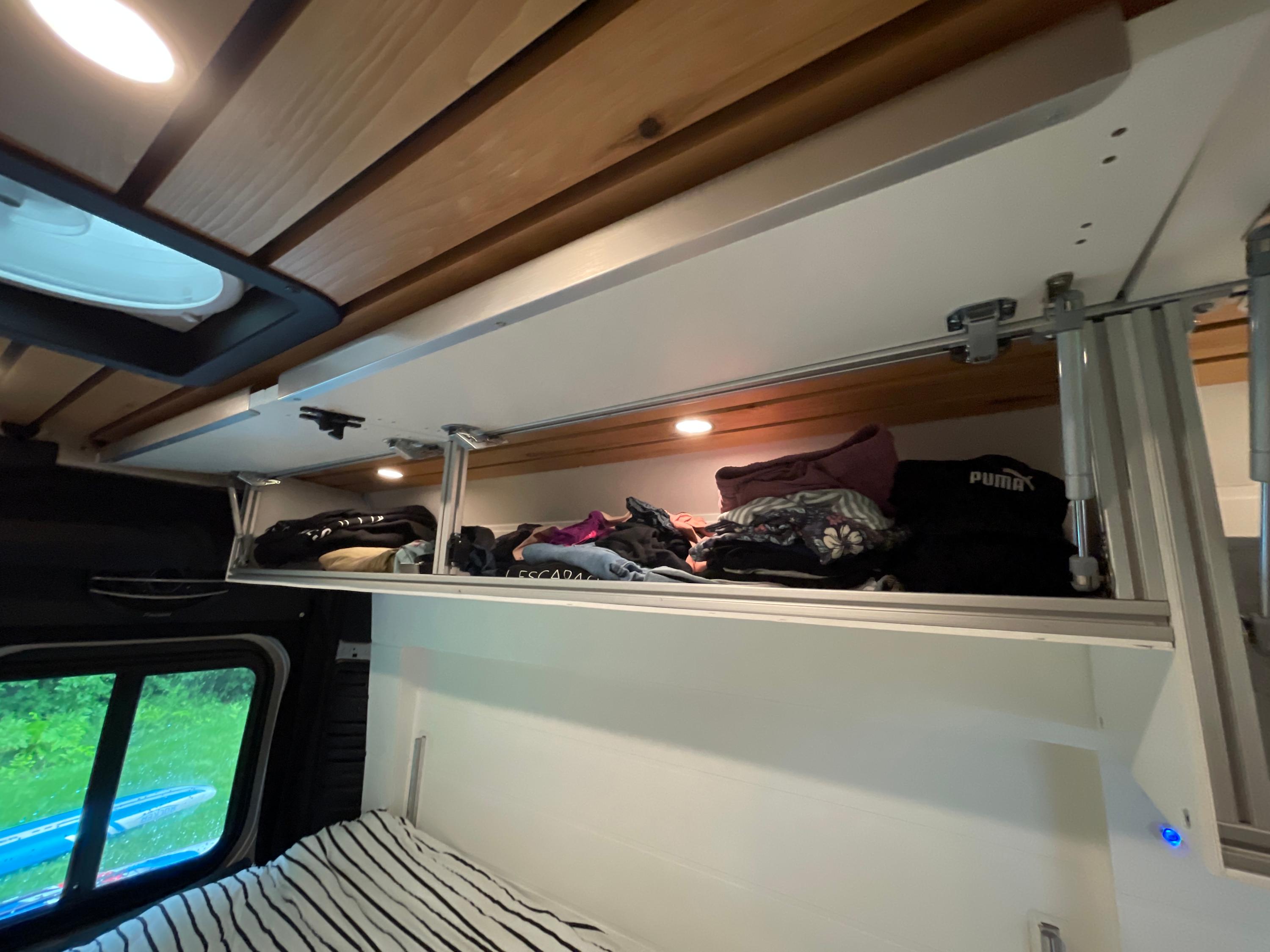 Rangement supérieur spacieux - section chambre