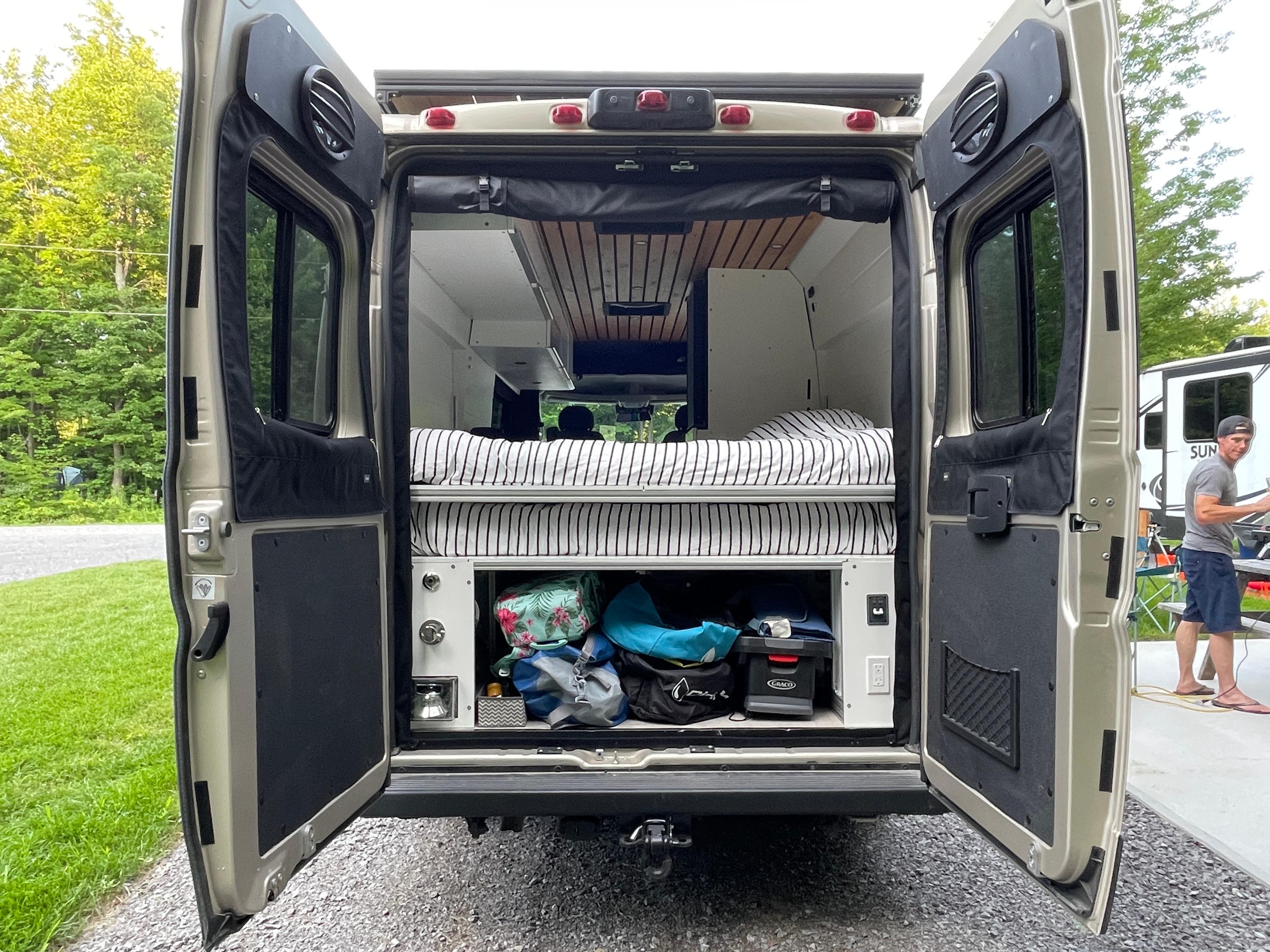 Configuration 2 lits avec lit supérieur ajusté au plus bas