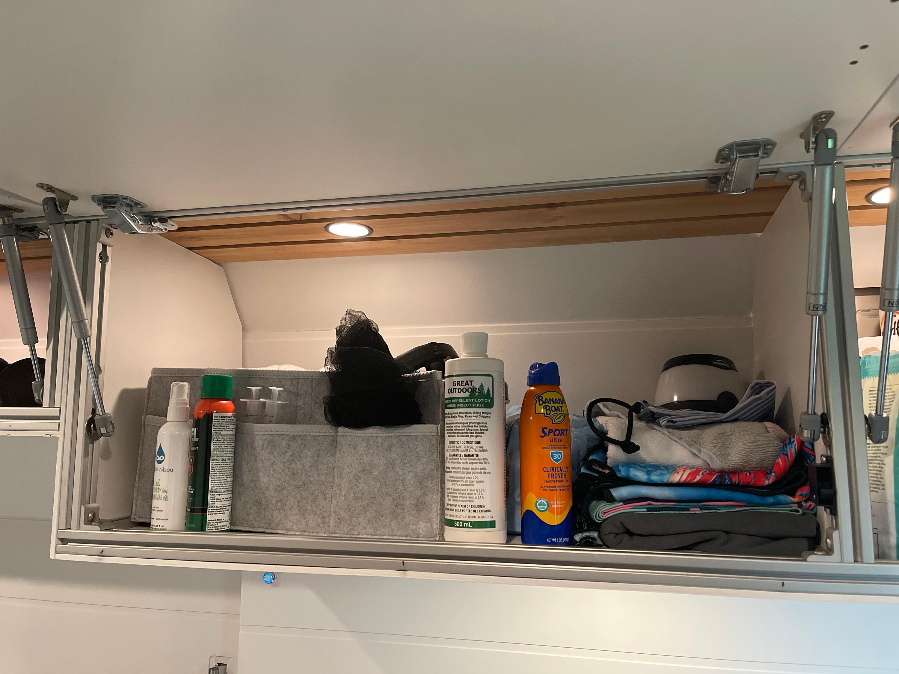 Rangement supérieur spacieux - section cuisine