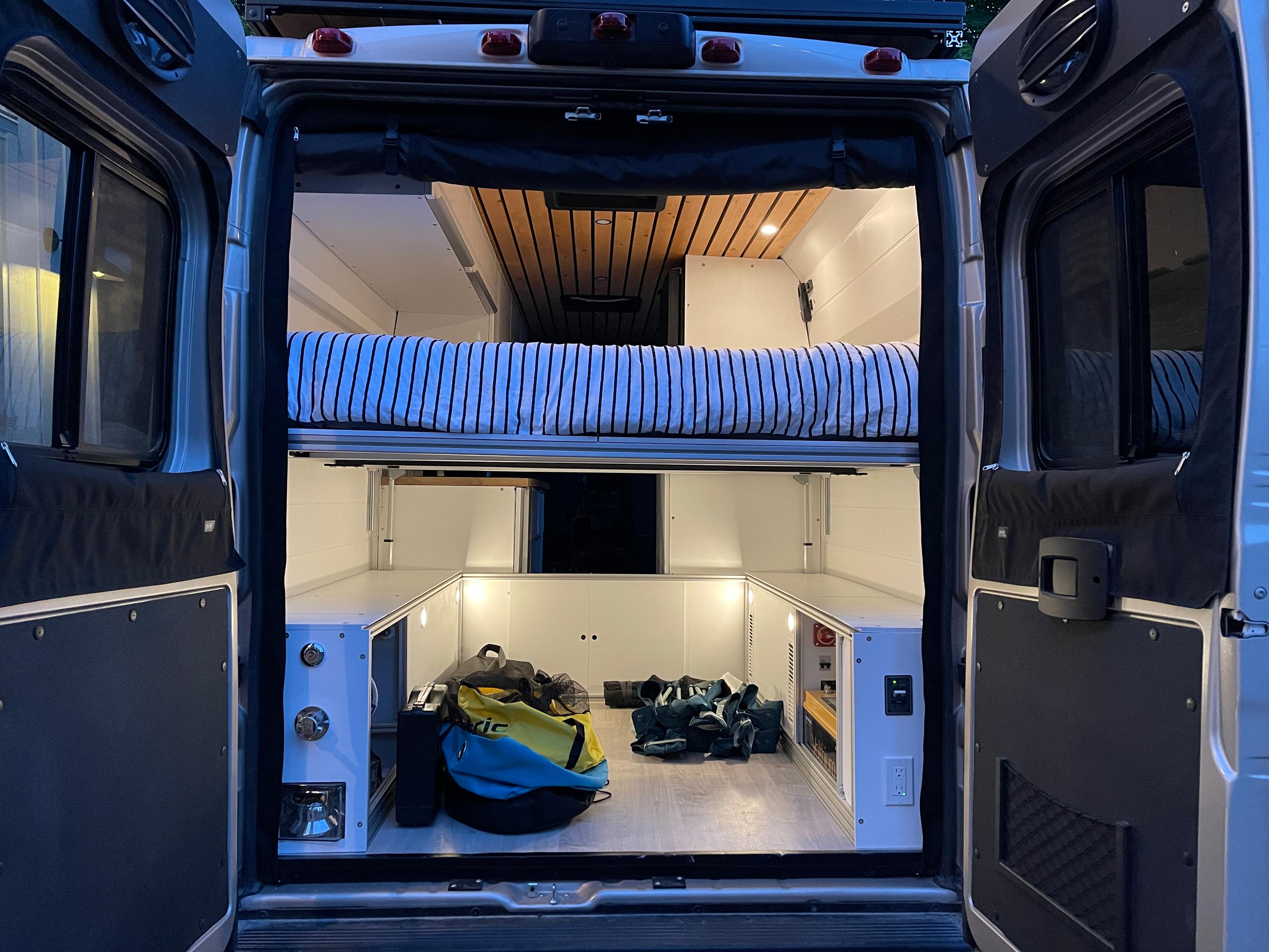 Configuration 1 seul lit pour un espace garage maximal (tiroir installé ensuite)